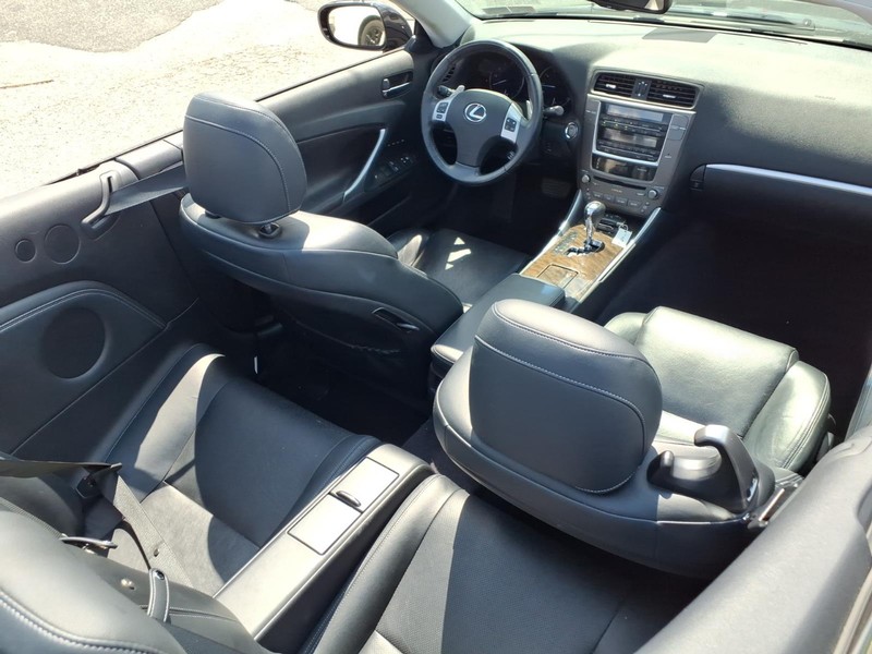 Lexus IS 250C Vehicle Full-screen Gallery Image 12