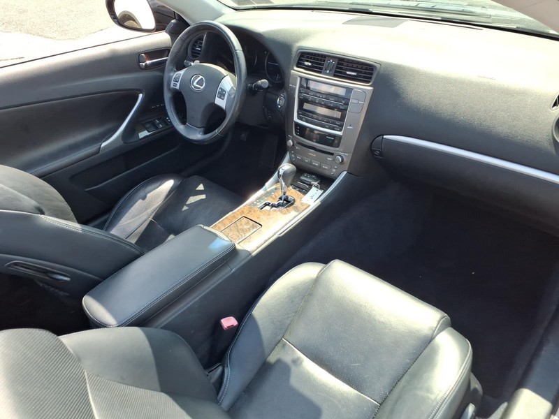 Lexus IS 250C Vehicle Full-screen Gallery Image 13