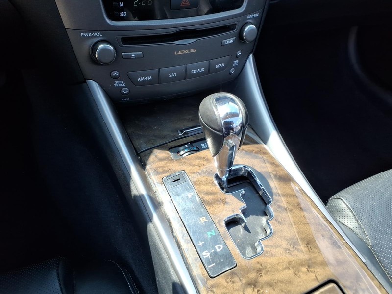Lexus IS 250C Vehicle Full-screen Gallery Image 15
