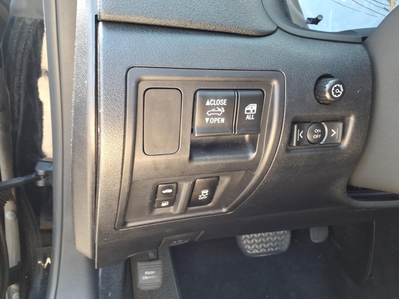 Lexus IS 250C Vehicle Full-screen Gallery Image 17
