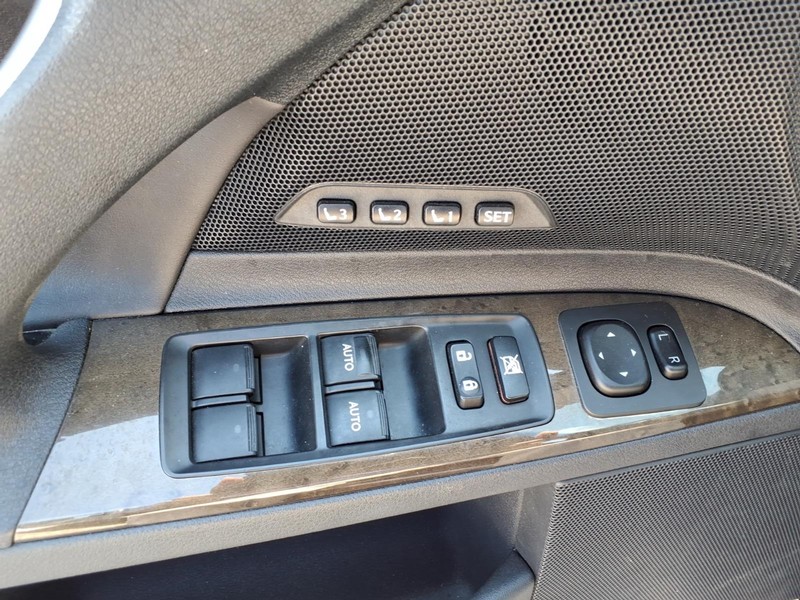 Lexus IS 250C Vehicle Full-screen Gallery Image 19