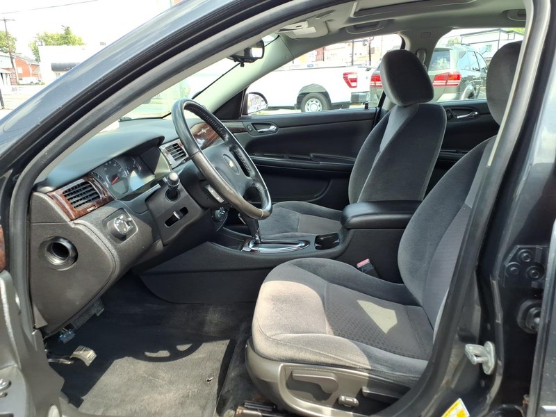 Chevrolet Impala Vehicle Full-screen Gallery Image 09
