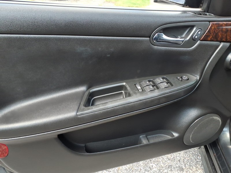 Chevrolet Impala Vehicle Full-screen Gallery Image 11