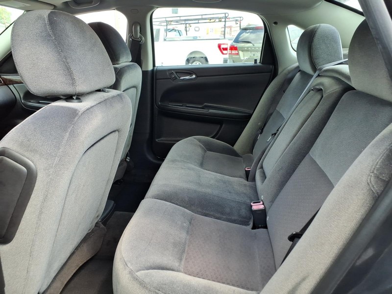 Chevrolet Impala Vehicle Full-screen Gallery Image 12