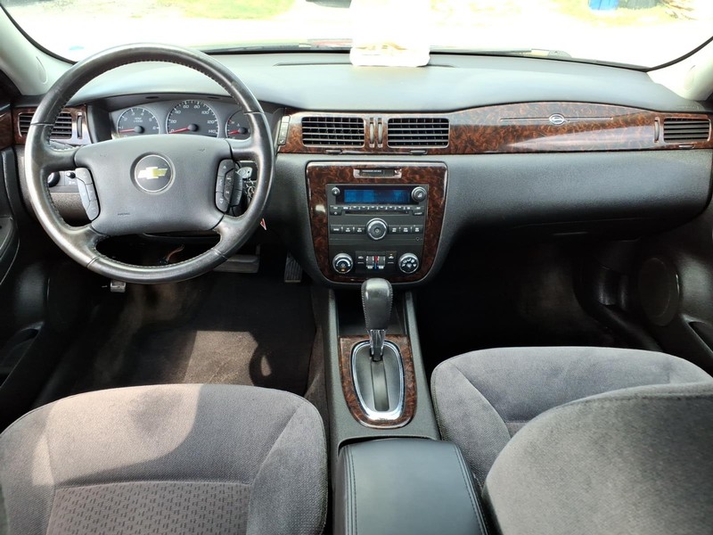 Chevrolet Impala Vehicle Full-screen Gallery Image 13