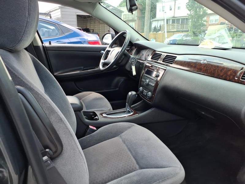 Chevrolet Impala Vehicle Full-screen Gallery Image 16