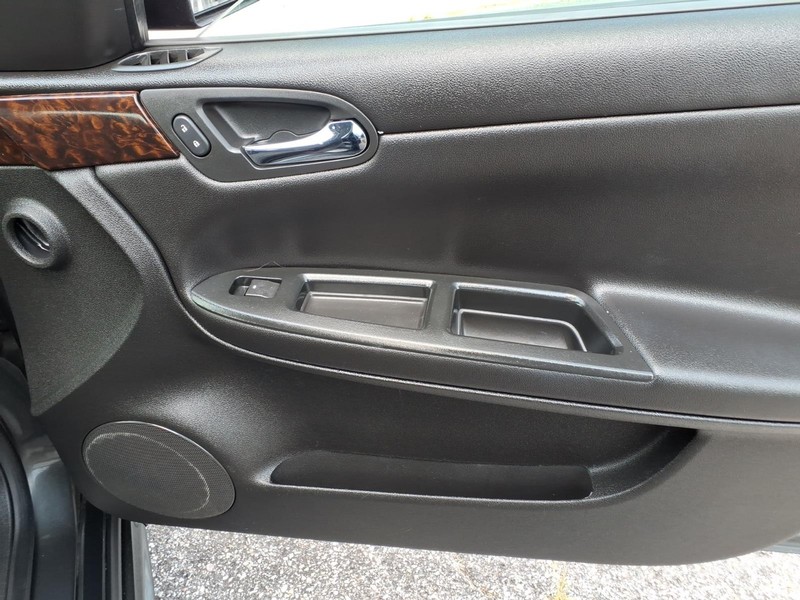 Chevrolet Impala Vehicle Full-screen Gallery Image 17