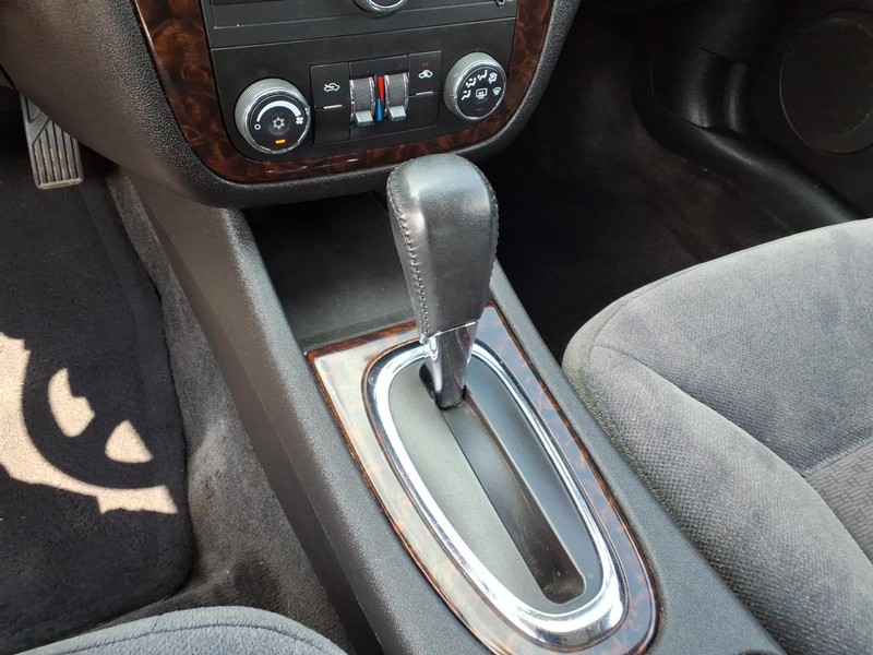 Chevrolet Impala Vehicle Full-screen Gallery Image 19