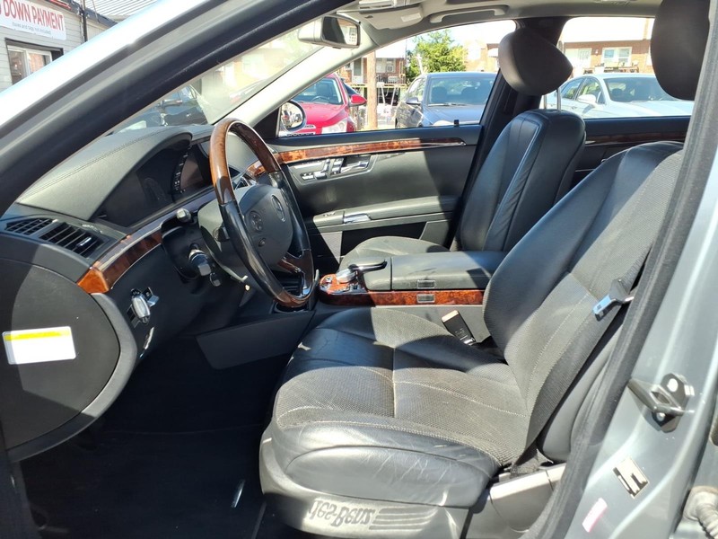 Mercedes-Benz S-Class Vehicle Full-screen Gallery Image 09