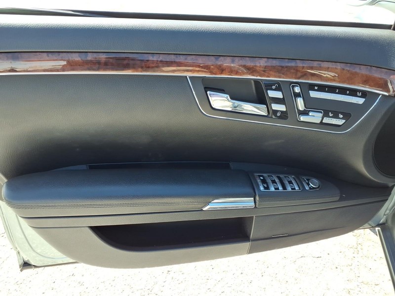 Mercedes-Benz S-Class Vehicle Full-screen Gallery Image 11