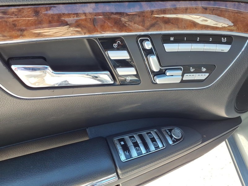 Mercedes-Benz S-Class Vehicle Full-screen Gallery Image 12