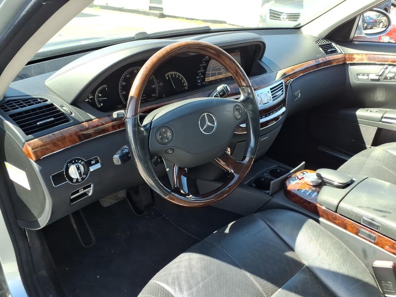 Mercedes-Benz S-Class Vehicle Full-screen Gallery Image 13