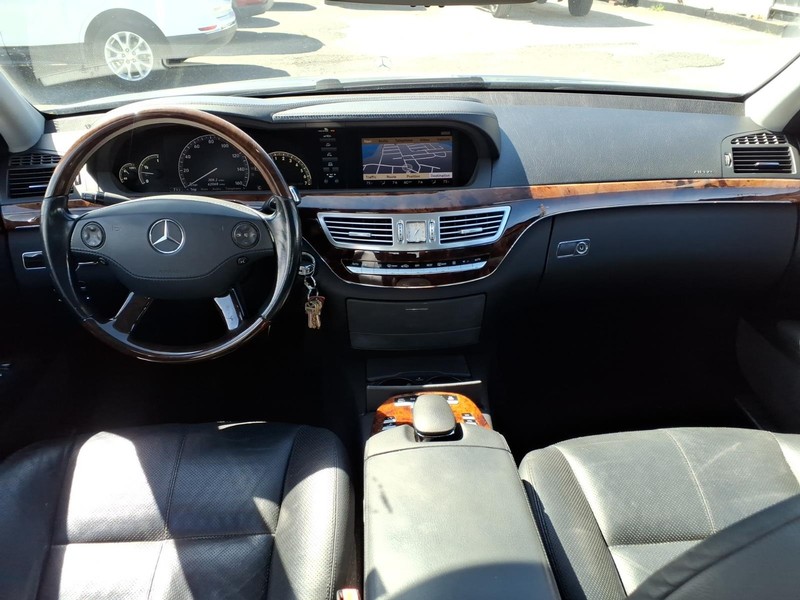 Mercedes-Benz S-Class Vehicle Full-screen Gallery Image 15