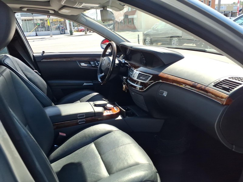 Mercedes-Benz S-Class Vehicle Full-screen Gallery Image 17