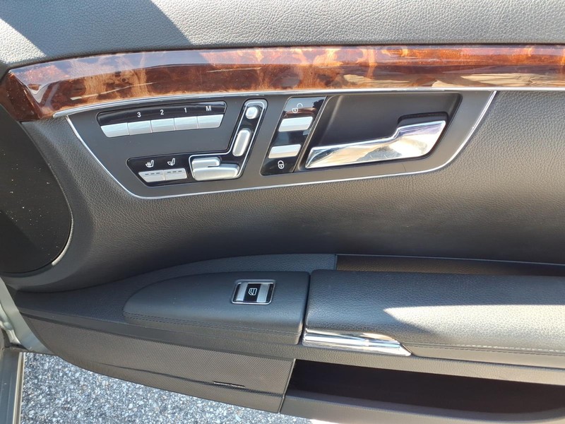 Mercedes-Benz S-Class Vehicle Full-screen Gallery Image 18