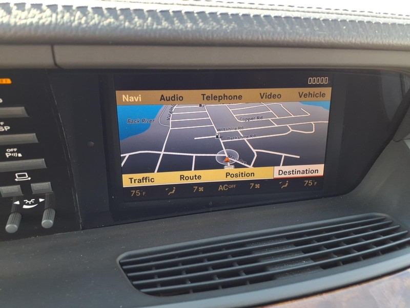 Mercedes-Benz S-Class Vehicle Full-screen Gallery Image 20
