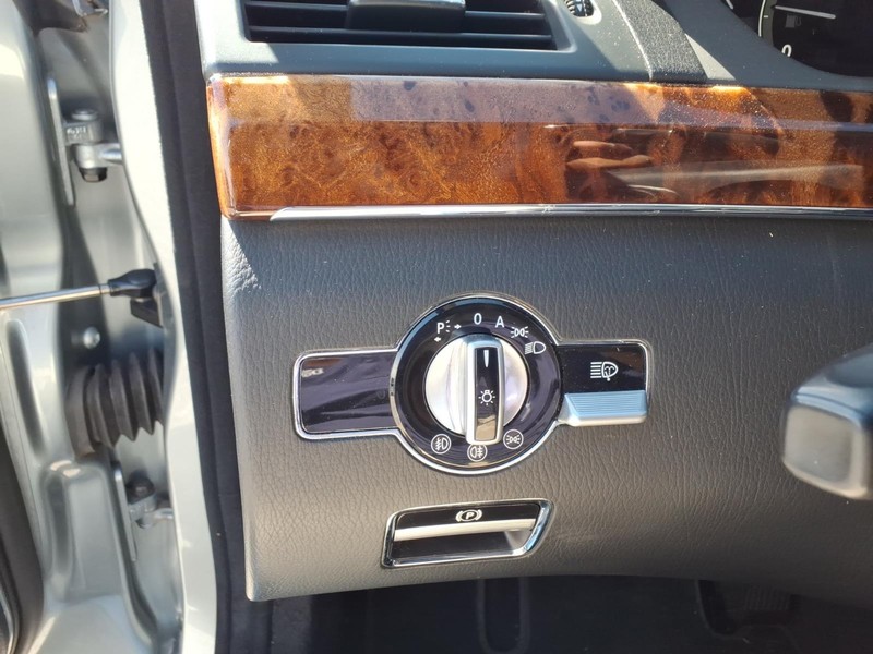 Mercedes-Benz S-Class Vehicle Full-screen Gallery Image 22