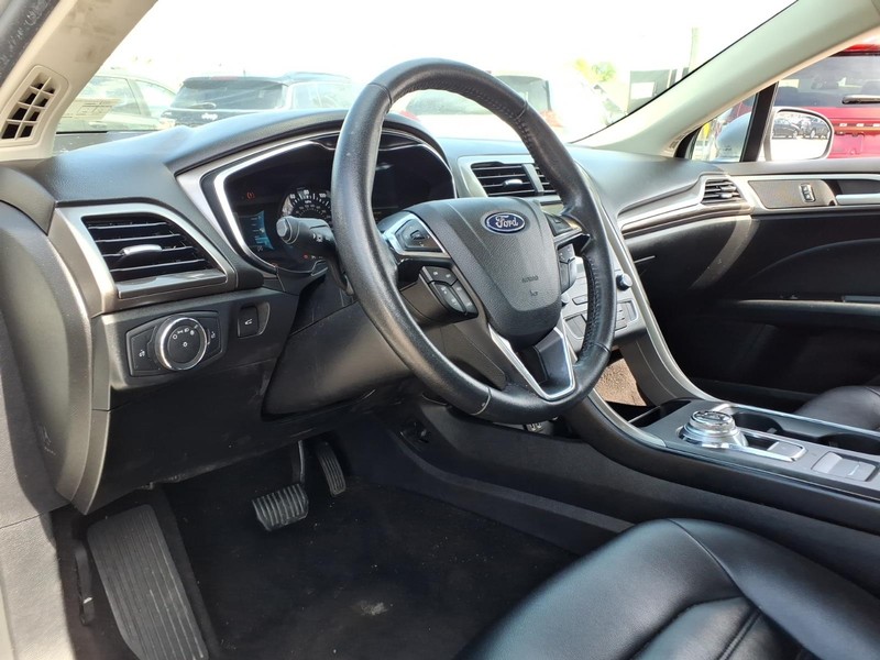 Ford Fusion Vehicle Full-screen Gallery Image 07