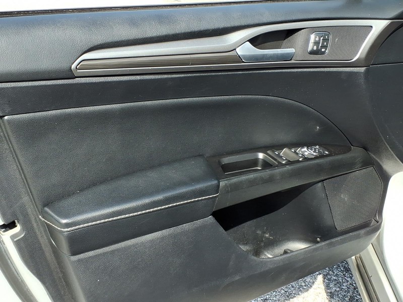 Ford Fusion Vehicle Full-screen Gallery Image 08