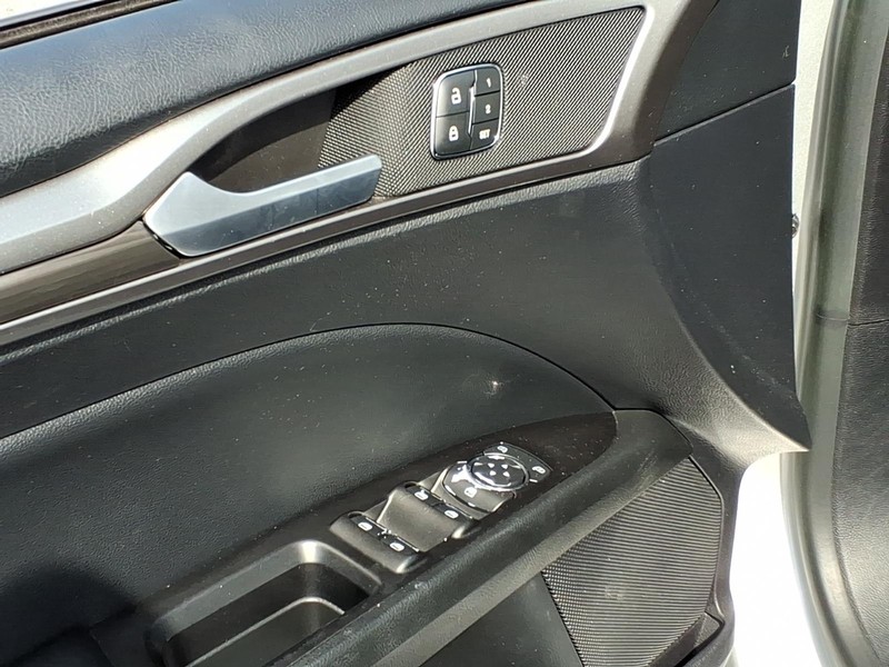 Ford Fusion Vehicle Full-screen Gallery Image 09