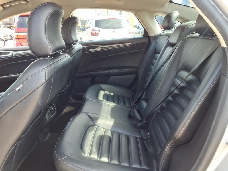 Ford Fusion Vehicle Full-screen Gallery Image 10