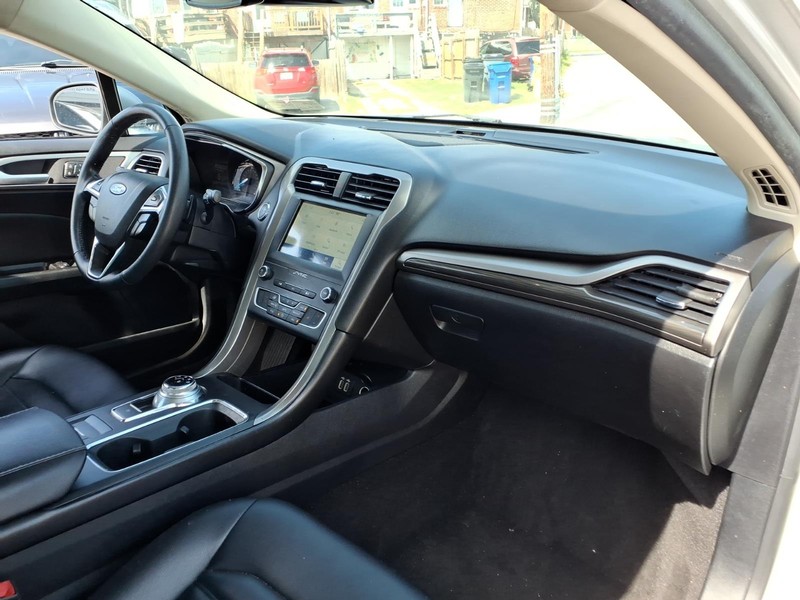 Ford Fusion Vehicle Full-screen Gallery Image 12