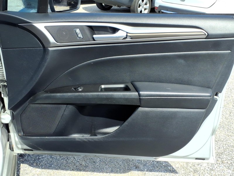 Ford Fusion Vehicle Full-screen Gallery Image 13
