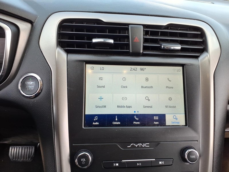 Ford Fusion Vehicle Full-screen Gallery Image 14
