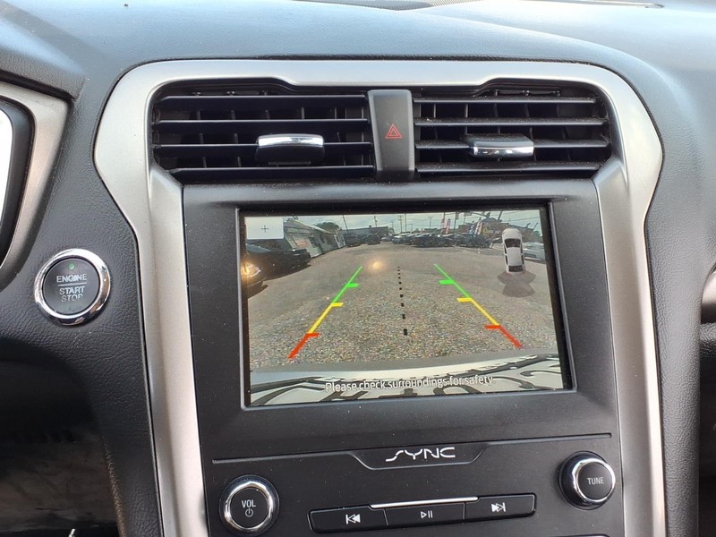 Ford Fusion Vehicle Full-screen Gallery Image 15