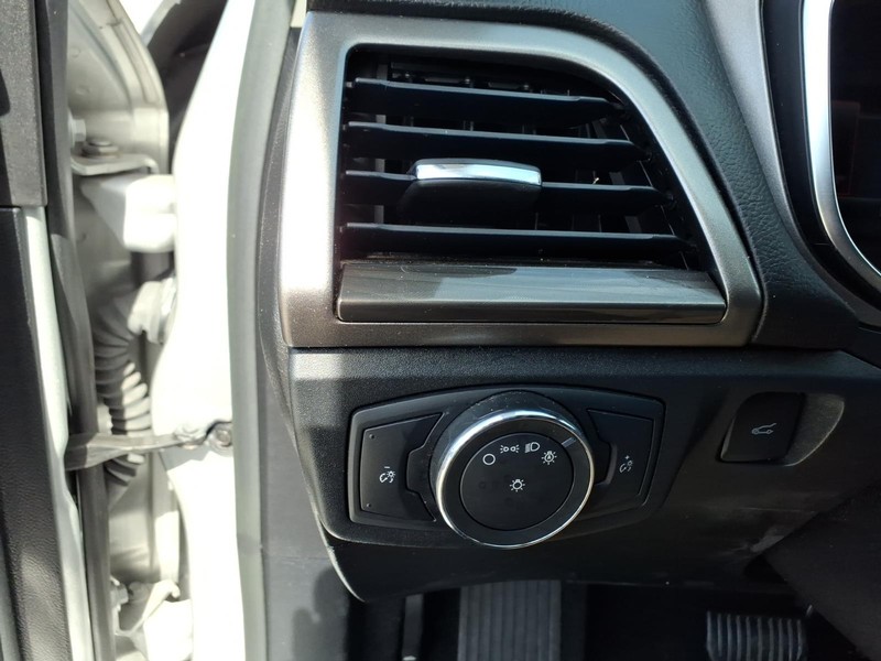 Ford Fusion Vehicle Full-screen Gallery Image 16