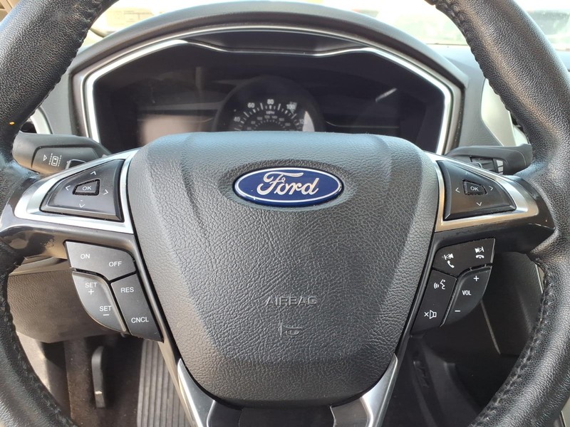 Ford Fusion Vehicle Full-screen Gallery Image 17