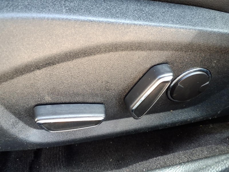 Ford Fusion Vehicle Full-screen Gallery Image 18