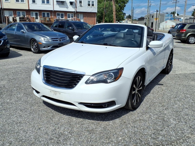 Chrysler 200 Vehicle Full-screen Gallery Image 02