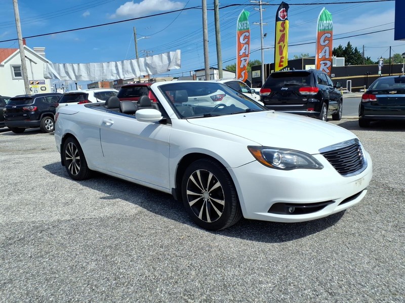 Chrysler 200 Vehicle Full-screen Gallery Image 03