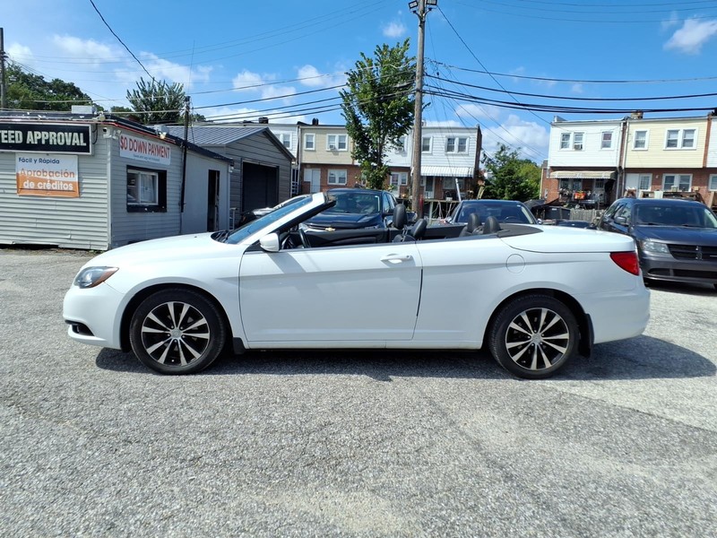 Chrysler 200 Vehicle Full-screen Gallery Image 07