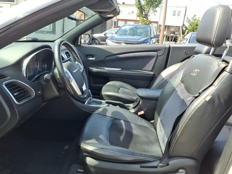 Chrysler 200 Vehicle Full-screen Gallery Image 08
