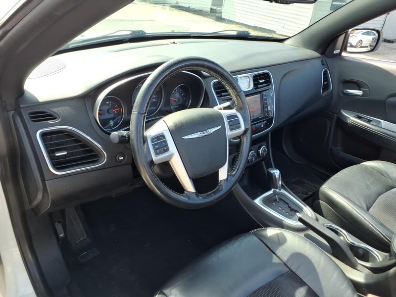 Chrysler 200 Vehicle Full-screen Gallery Image 09