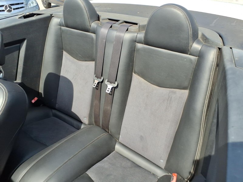 Chrysler 200 Vehicle Full-screen Gallery Image 10