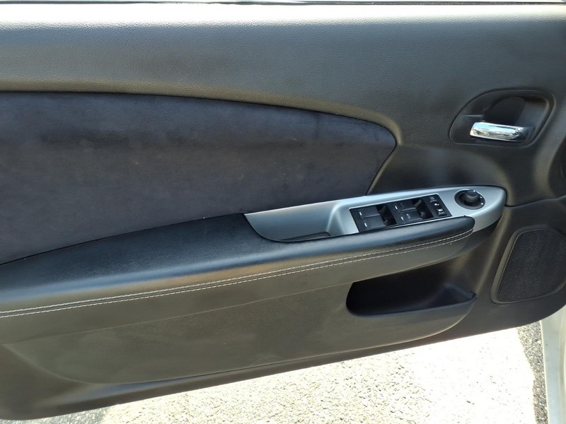 Chrysler 200 Vehicle Full-screen Gallery Image 11