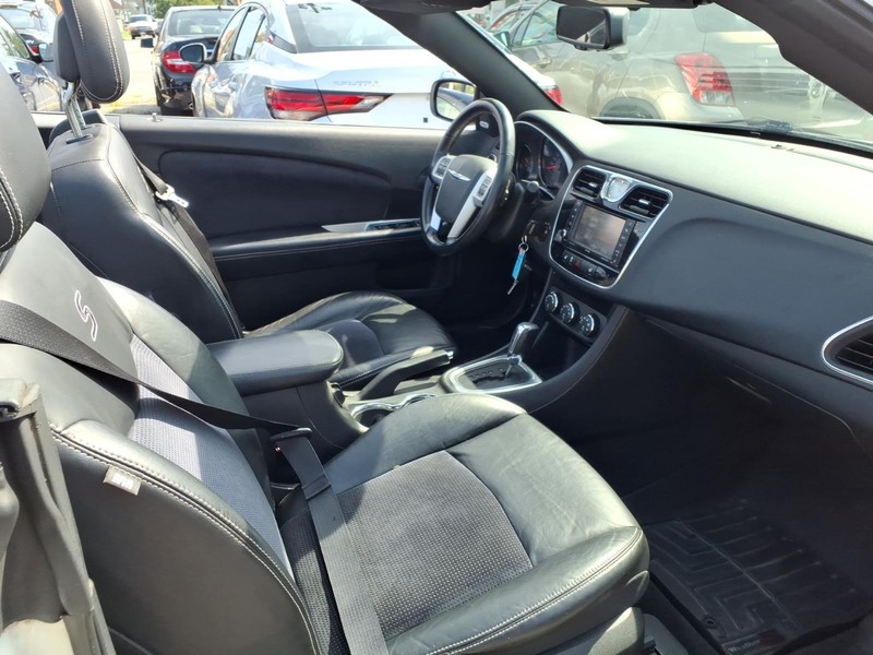 Chrysler 200 Vehicle Full-screen Gallery Image 12
