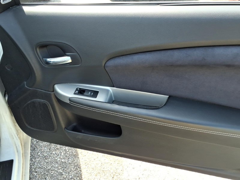 Chrysler 200 Vehicle Full-screen Gallery Image 13