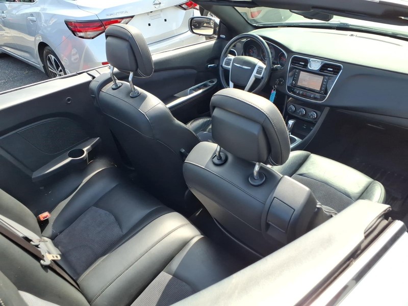 Chrysler 200 Vehicle Full-screen Gallery Image 14