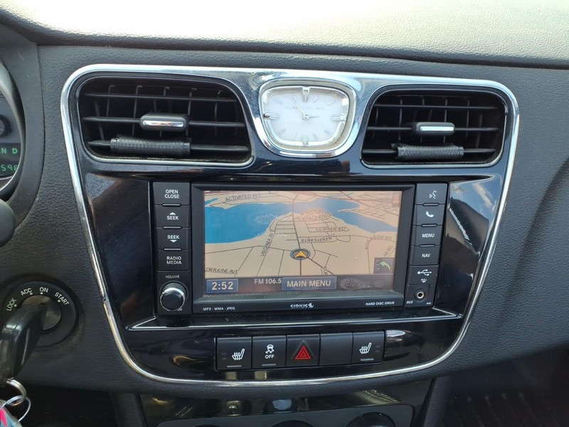 Chrysler 200 Vehicle Full-screen Gallery Image 15