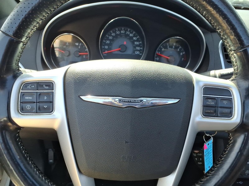 Chrysler 200 Vehicle Full-screen Gallery Image 16