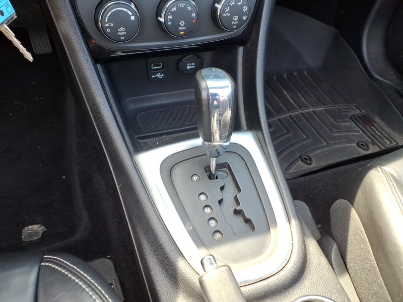 Chrysler 200 Vehicle Full-screen Gallery Image 17