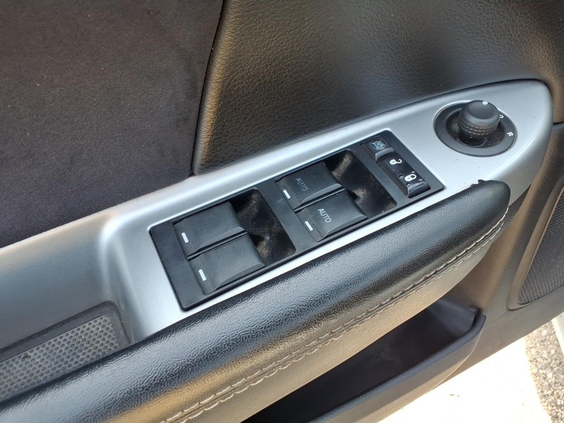 Chrysler 200 Vehicle Full-screen Gallery Image 18