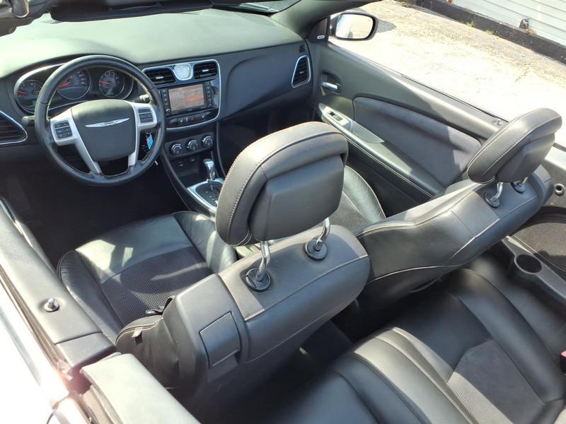Chrysler 200 Vehicle Full-screen Gallery Image 19