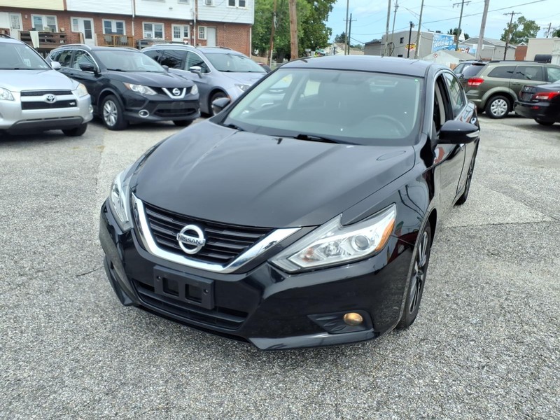 Nissan Altima Vehicle Full-screen Gallery Image 02