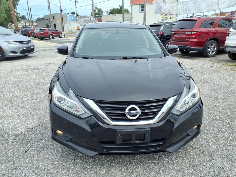 Nissan Altima Vehicle Full-screen Gallery Image 03