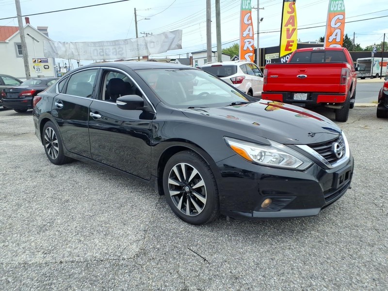 Nissan Altima Vehicle Full-screen Gallery Image 04